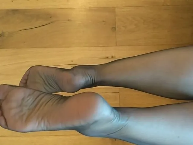 In echten hauchzarten 7den Black Nylons posen