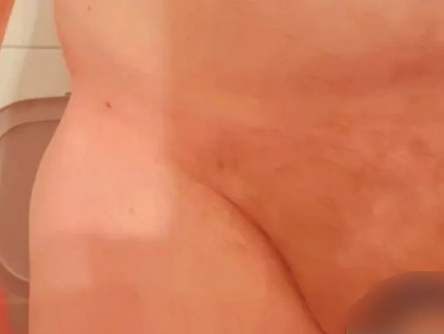 Ich wichse meinen dicken gepiercten Schwanz