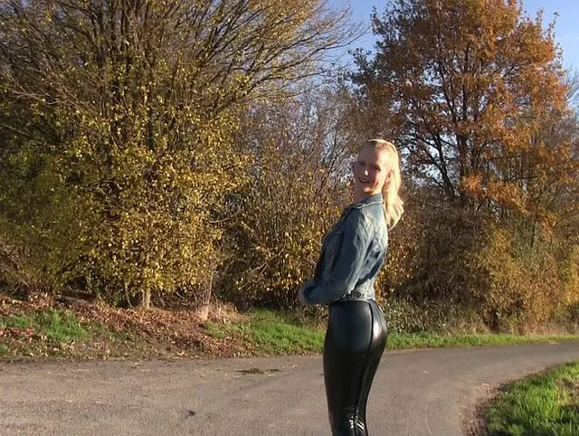 Die Latex Hobbyhure - mega Public Cumshot nach Parkplatzfick