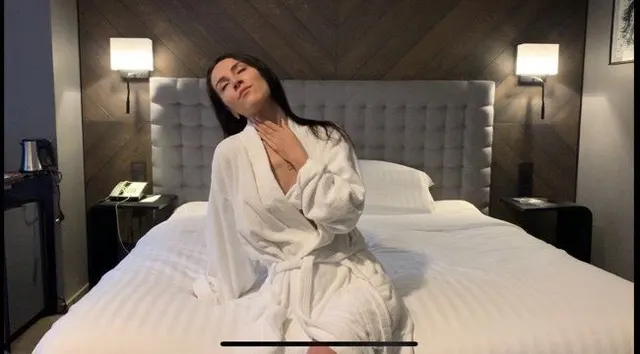 VERDAMMT IN EINEM HOTELZIMMER MIT PORNO-MODELL, SAFTIGER BLOWJOB IN 69 POSITION