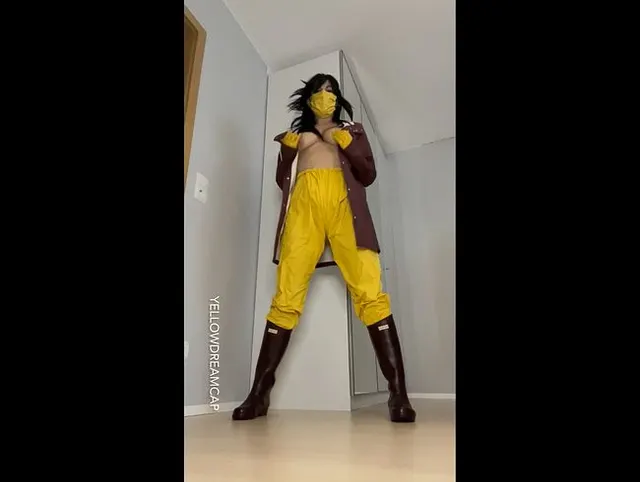 Regenjacke und Regenhose in Gummistiefeln lassen sich auch richtig geil zu Hause tragen.