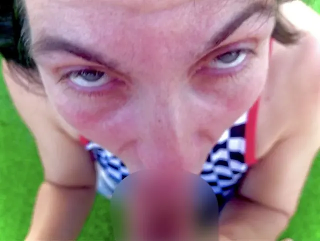 Public Blowjob bis zum Abspritzen