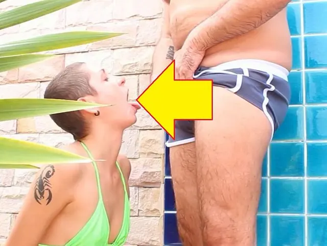 An einem öffentlichen Ort in der Nähe des Pools lutsche ich einen großen Schwanz und Spritze mir