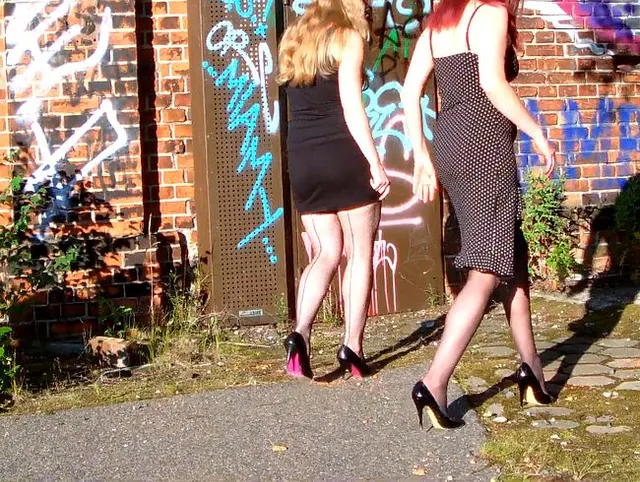zwei heiße Miezen flanieren Outdoor in ihren Heels