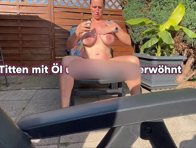 Titten mit Öl und Sperma verwöhnt