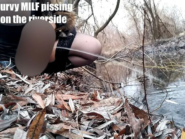 Kurvige MILF pisst am Flussufer