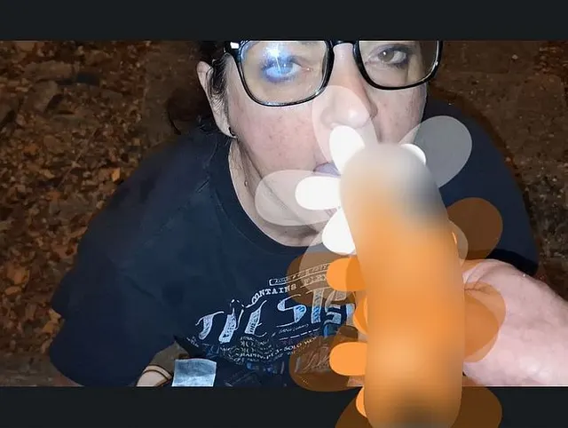 Exhibitionistische MILF-Ehefrau-Oma lutscht schamlos großen, fetten Schwanz in der Öffentlichkeit