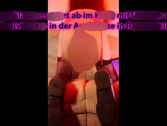Sissyschlampe spritzt ab im Käfig mit Vibrator und Analvibrator in der Arschfotze in Reitstiefel