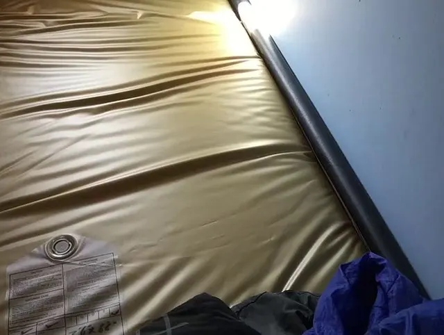 Wichsen und ejakulieren auf dem goldenen Wasserbett