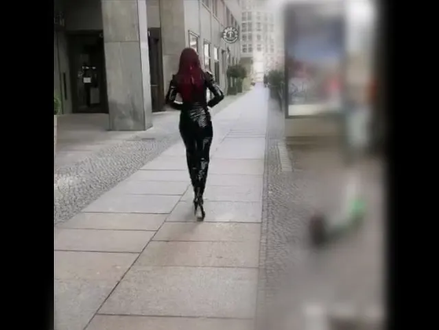 Spaziergang am Potsdamer Platz im Lack Outfit - kommst du mit?