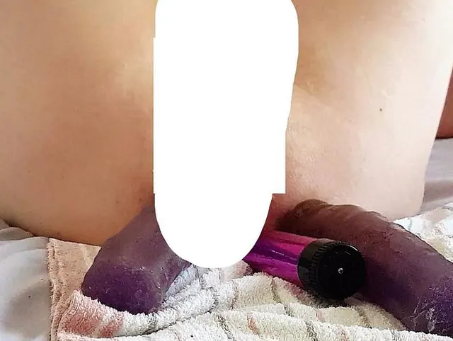 1 Dildo reicht mir nicht, ich brauche 3 Dildos in meinem Arsch