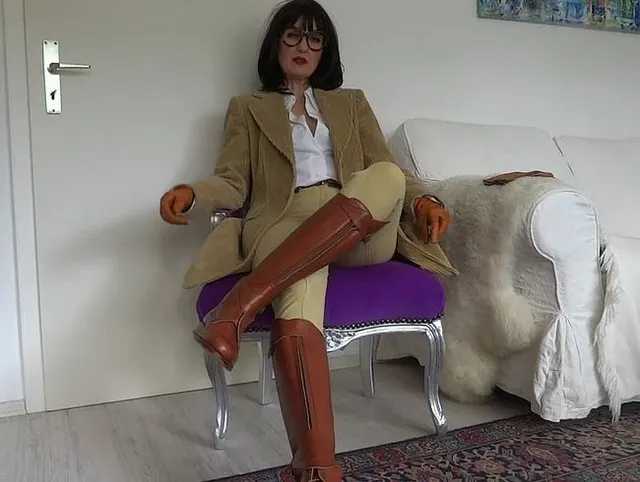 Reitstiefel Diener Aufgaben von Deiner Reitherrin und spritze ab auf meine Stiefel