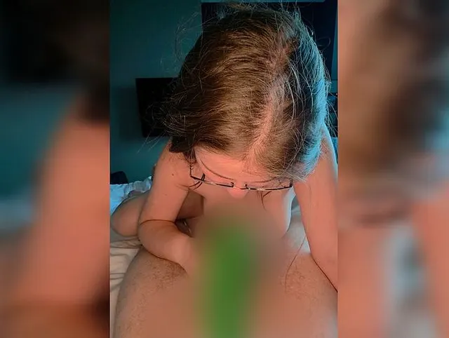 Schön tief auf der Bettkannte geblasen und mich dabei selbst befriedigt