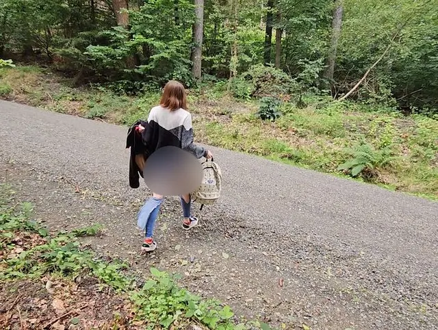 Die Jeans meiner Freundin zum ficken zerrissen !!