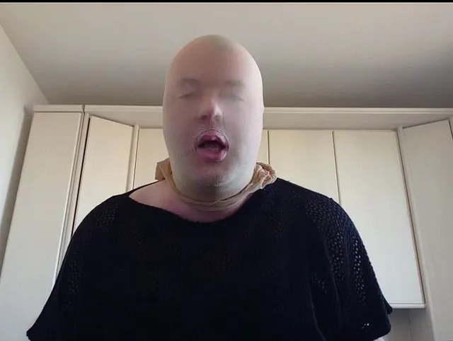 Nylonface bläst fetten Dildo