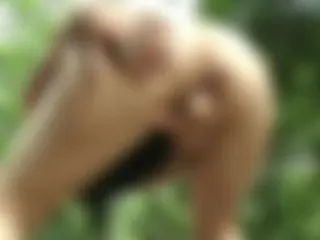 Auf dem Waldweg kurz zum Orgasmus gefingert