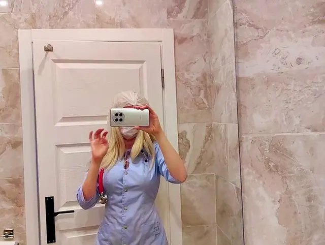 Vollbusige Krankenschwester nimmt vor ihrer Schicht ein freches Selfie auf