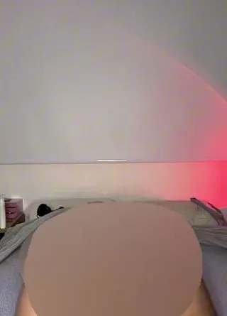 Nur mein Dildo und ich im Bett, von langweilig zu nass, gekommen und entspannt, ich stöhne geil.