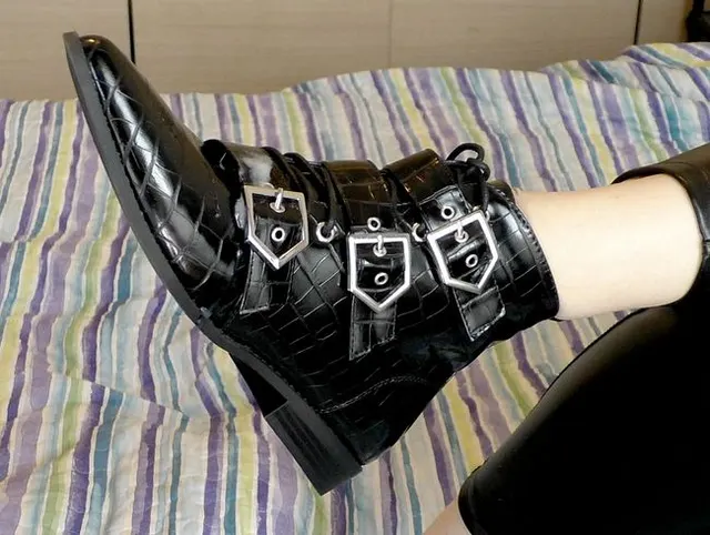Ganz in Leder MILF bekam ihre Stiefeletten gefickt