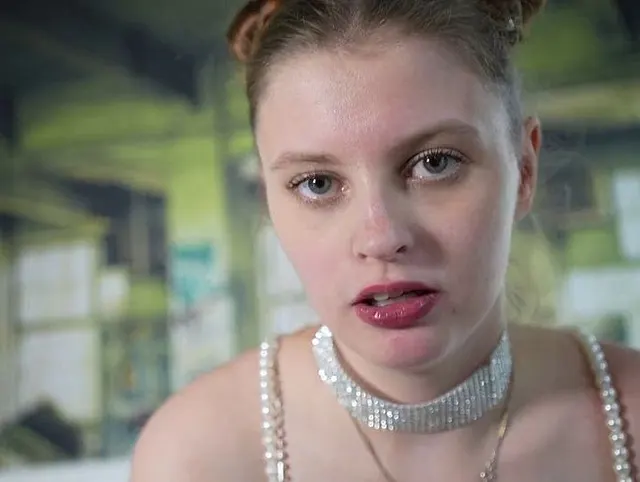Süsses Girl hat das erste Mal Sex in Latex - mit Skylar Sweet