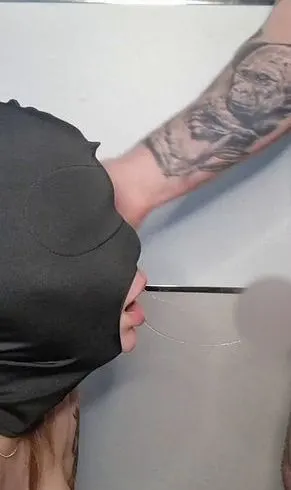 Blasen mit geschlossener Maske und Cumshot