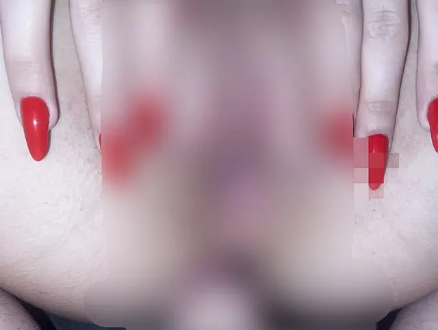 Eine feuchte Fotze in Nahaufnahme gefickt! Natürliche Titten und gepiercte Brustwarzen! POV!