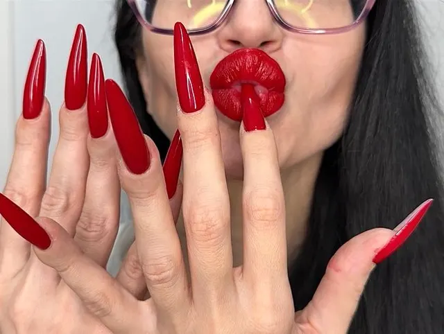 Lange rote Nägel, Fingerlutschen, rote Lippen und heiße Handjobs