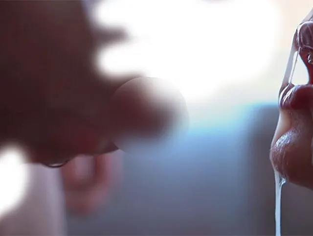 Stiefschwester lernt, einen tollen Blowjob zu machen! Sie liebt Sperma