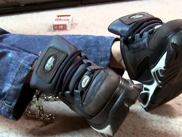 Schuhe Rauchen selbstgefesselt geile MiniFüße