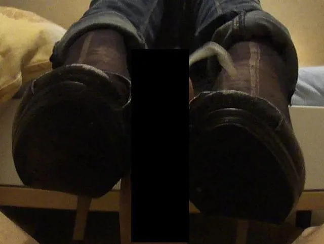 Mit den geilen Heels einen Heelsjob gemacht, bis es heftig spritzt..