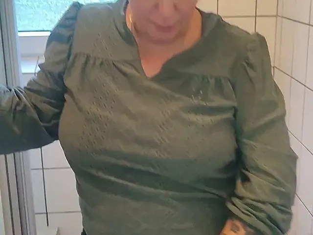 Tina pinkelt mal wieder für Ihren Piss Sklaven