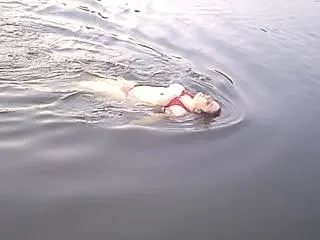 Oben ohne im Main gebadet FSK 16