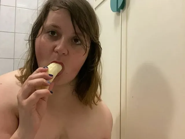 Amputiertes Vollweib stillt Ihre geile Lust mit einer Banane!