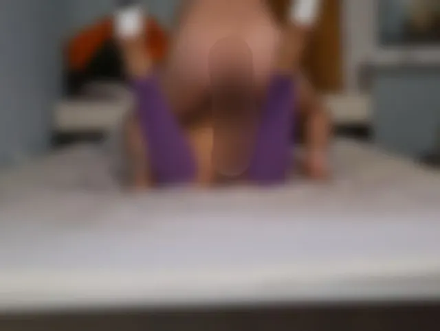 Sexy Hausfrau in High Heels wird auf dem Bett gefickt