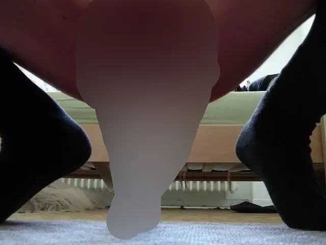 Sexy Femboy in Kniestrümpfen reitet einen großen Dildo