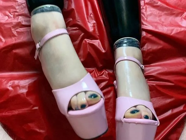 Kleine geile Latex Füße
