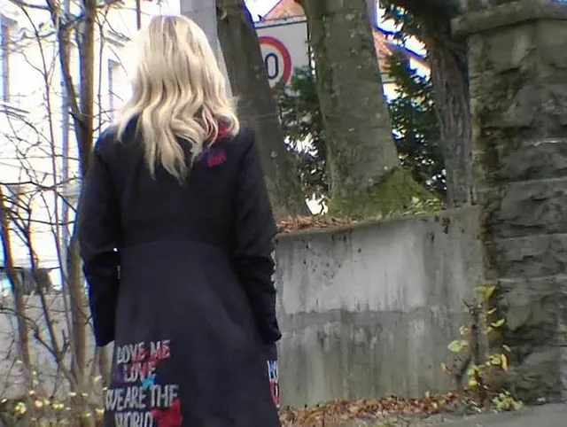 nackig  in  die  stadt  zum  bummeln