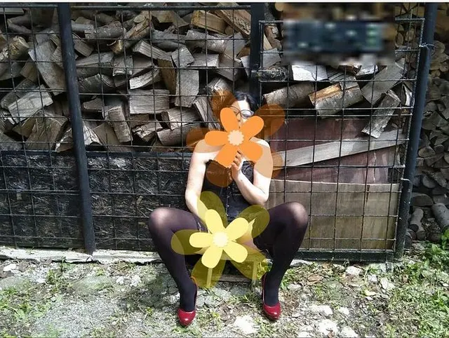 Stiefmutter dehnt ihre enge kleine Fotze im Freien in sexy Dessous