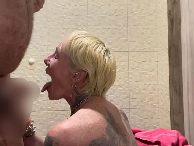 Am Männer Wc geil geblasen bis zum Schuss