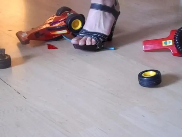 Spielzeugauto gecrusht