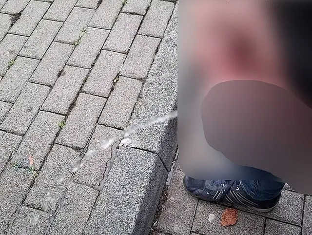 Auf dem Autobahnparkplatz mit Rubys Unterstützung und Zuschauern gepisst
