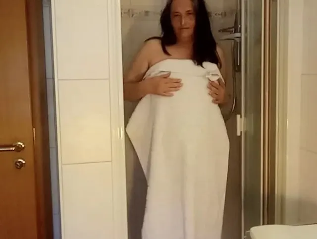Verschwitzte MILF unter der Dusche – einfach nur zeigen