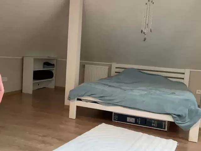 Eine Brünette zieht ihren Slip aus und setzt sich auf ein Stofftier, während sie, gefickt zu werden.