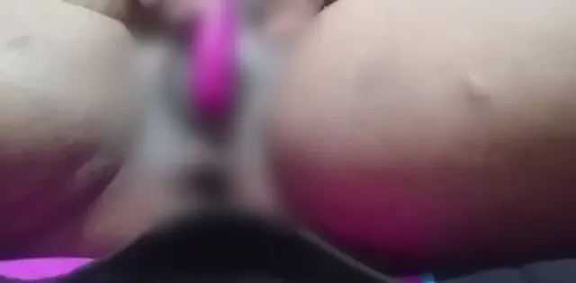 Die üppige Meggan_Boobs spielt ein wenig mit ihrer Vagina (Y)