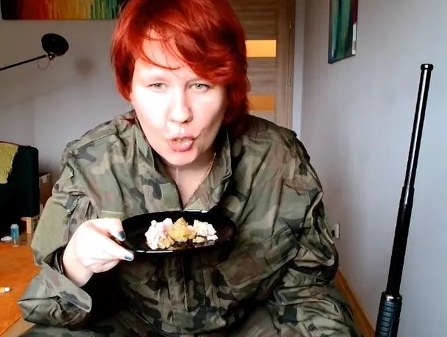 Militärübungen für jeden Devoten und Ausspucken von überlebtem Essen und Pisse