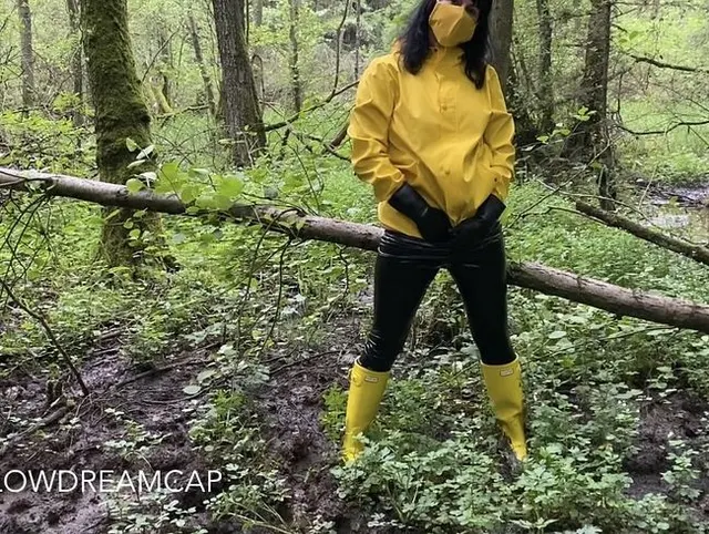 Geiler Waldspaziergang in Gummi mit vielen Höhepunkten