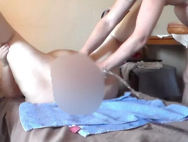 Jen pinkelt überall im Bett, als John ihre Muschi fingert