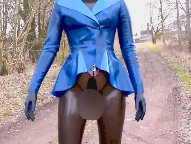Selbstfick in transparentem Latex-Catsuit und Blue Jacket Piercing im Freien Teil II