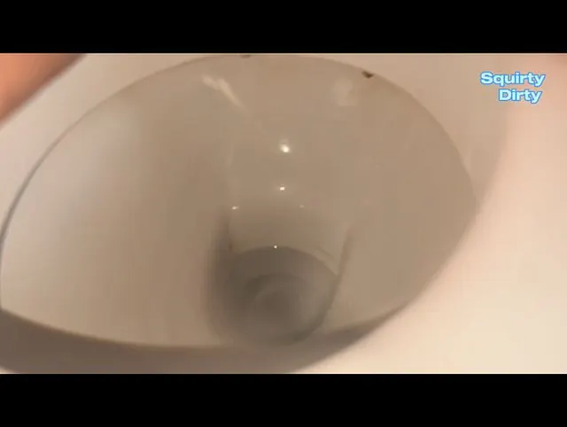 Geiler Piss Zuhause auf dem Klo