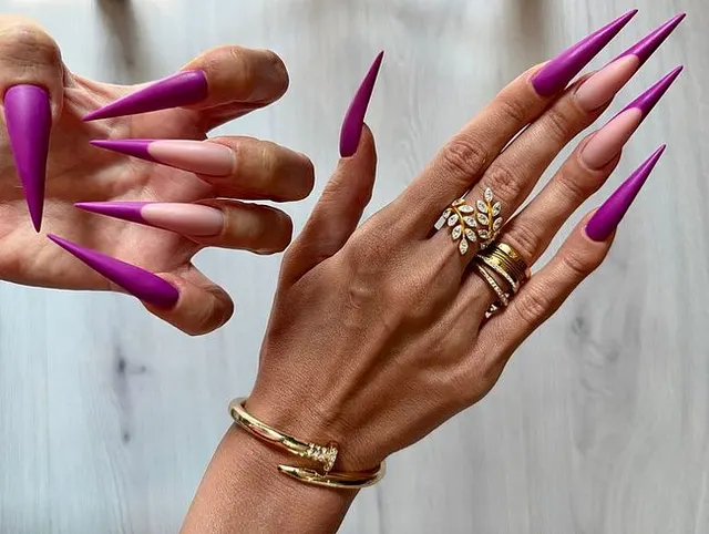 Neue lila Farbe Lange Nägel, scharfe Stilettos, Handflächen und lange Finger